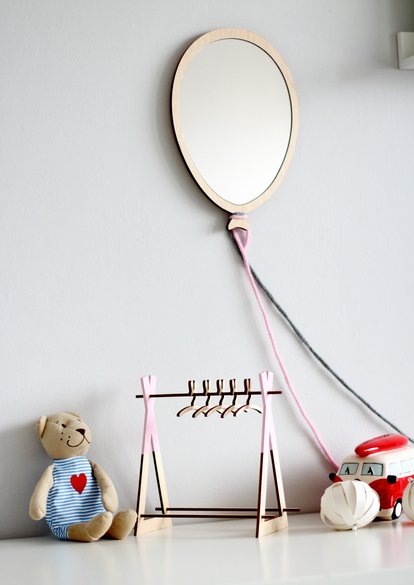 Hodiny a zrkadlá /  Detské drevené zrkadlo - balón 