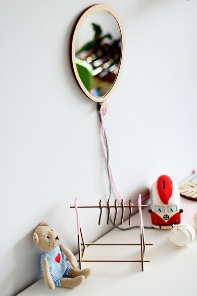 Hodiny a zrkadlá /  Detské drevené zrkadlo - balón 