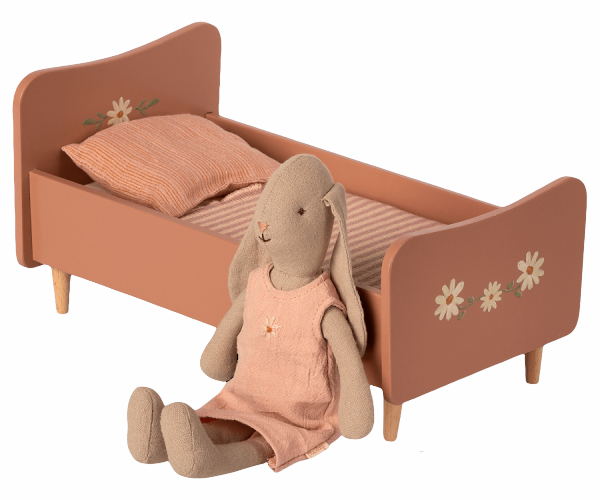 Maileg hračky /  Drevená mini posteľ Maileg - rose 