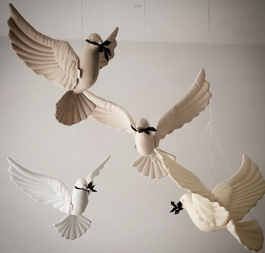 Závesné dekorácie /  Závesná dekorácia holub - svetlo béžový 