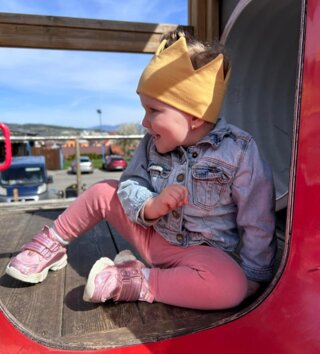 Čiapky, čelenky, šiltovky /  Čelenka korunka - horčicová 