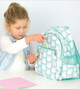 Ruksaky, kufríky, tašky /  Detský ruksak mätový s potlačou pávov 