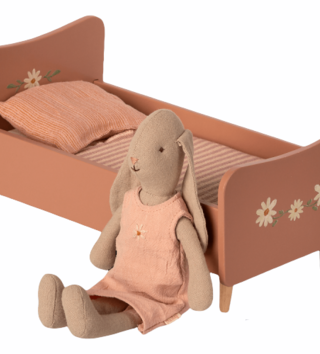Maileg hračky /  Drevená mini posteľ Maileg - rose 