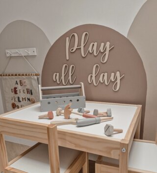 Doplnky /  Drevený nápis do detskej izby - Play all day 