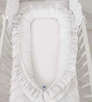 Skladovky so zľavou /  Hniezdo pre bábätko s volánikmi - Biele 