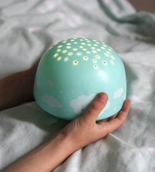 Lampy, osvetlenie /  Lampička s projektorom nočnej oblohy Cloud 