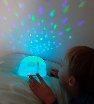 Lampy, osvetlenie /  Lampička s projektorom nočnej oblohy Cloud 