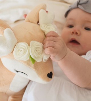 Plyšové hračky /  Plyšová hračka Jeleň s krémovým kvetinovým vencom 35 cm 