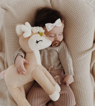 Plyšové hračky /  Plyšová hračka Jeleň s krémovým kvetinovým vencom 35 cm 