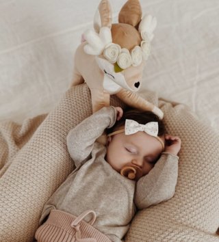 Plyšové hračky /  Plyšová hračka Jeleň s krémovým kvetinovým vencom 35 cm 