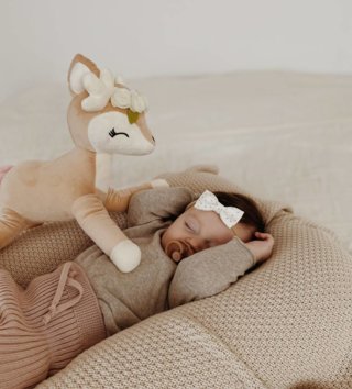 Plyšové hračky /  Plyšová hračka Jeleň s krémovým kvetinovým vencom 35 cm 